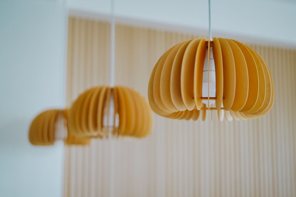Plafonnier en bois massif dans un intérieur moderne, ajoutant une touche d'authenticité et de chaleur à la pièce.